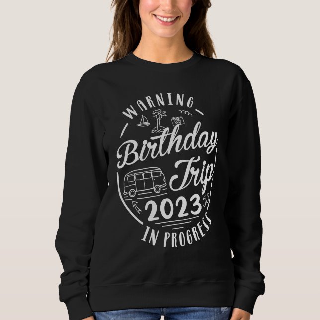 Funny Warning Birthday Trip 2023 In Progress Best Sweatshirt (Vorderseite)