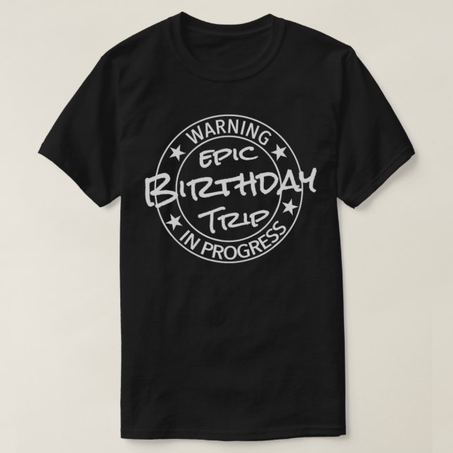 Funny Warning Epic Birthday Trip In Progress Match T-Shirt (Design vorne)