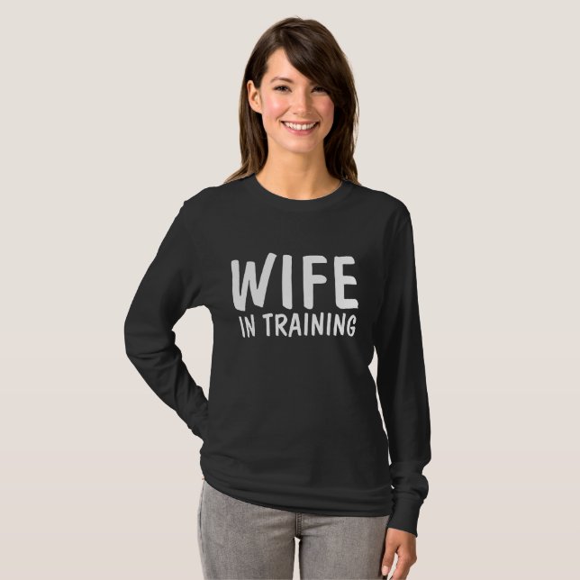 Funny Wedding Verlobung T - Shirt, EHEFRAU IN TRAI T-Shirt (Vorne ganz)