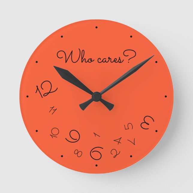 Funny Wem kümmert es? Fallzahlen Red Orange Quirky Runde Wanduhr (Vorderseite)