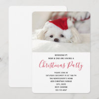 Funny White Dog in einem Red Christmas Hat Party