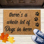 Funny Whole viele Hunde in Hier Haustier Hund Love Fußmatte<br><div class="desc">Die perfekte Türmatte für alle Hundefreunde! Diese moderne und stilvolle Matte ist der ideale Weg, um die Gäste mit einer Touch von Spaß und Kultur in Ihre Zuhause zu bringen. Das Imitat-Coir-Material ist sowohl haltbar als auch umweltfreundlich, während die Pfotendrucke und der spielerische Satz "Es gibt viele Hunde hier drin"...</div>