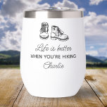 Funny Wiker Geschenk, Wanderangebot Personalisiert<br><div class="desc">Ein lustiger Kaffee / Weinkeller,  der "Das Leben ist besser,  wenn Sie wandern" lautet. Fügen Sie Ihren benutzerdefinierten Text unten hinzu - Name,  Position,  Datum,  Wandername,  etc. Das ist das perfekte Geschenk für alle,  die gerne wandern oder im Freien verbringen.</div>
