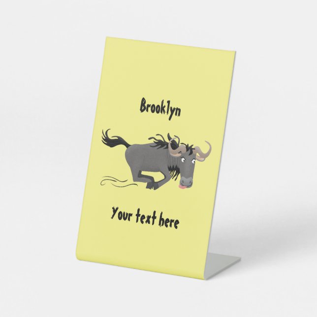 Funny wildebeam läuft Cartoon Illustration Sockelschild (Vorderseite)