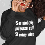 Funny Wine Emergency Moderne Typografie Sweatshirt<br><div class="desc">Es ist eine NOTFALL! Jemand ruft bitte 9 Wein an! Dieses lustige, weinliebende Sweatshirt bekommt man bemerkt. Es ist ein großartiges Party Shirt und Gesprächsbeginn. Es kann Ihnen sogar ein Glas Wein bescheren! Hier in weißem fett gedrucktem Text auf einem schwarzen Sweatshirt dargestellt. Weitere Shirt-Stile und -Farben sind verfügbar. Macht...</div>
