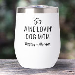 Funny Wine Loving Hunde Mama Personalisierte Namen<br><div class="desc">Das perfekte Glas für diejenigen,  die Liebe und Wein. Einfache Mama lautet "Wine lovin' Dog". Passen Sie Ihre Monogramm oder Namen an. Ändern oder löschen Sie einfach jeden Text. Macht ein tolles Geburtstag- oder Urlaubsgeschenk,  Muttertag oder Alltagsgeschenk für Ihren Lieblingswein und Hundefreund.</div>