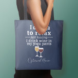 Funny Wine Quote - Ich trinke Wein in Yoga Hose<br><div class="desc">Ein kleiner Spaß,  den Sie an Ihre Weinfreunde weitergeben können. Lassen Sie sie mit diesem humorvollen Gag oder einem weißen Elefanten lachen. Ich mache Yoga,  um mich zu entspannen - nur Spaß - trinke ich Wein in meiner Yoga Hose.</div>