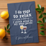Funny Wine Quote - Ich trinke Wein in Yoga Hose Geschirrtuch<br><div class="desc">Ein kleiner Spaß,  den Sie an Ihre Weinfreunde weitergeben können. Lassen Sie sie mit diesem humorvollen Gag oder einem weißen Elefanten lachen. Ich mache Yoga,  um mich zu entspannen - nur Spaß - trinke ich Wein in meiner Yoga Hose.</div>