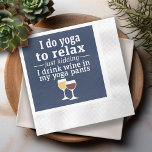 Funny Wine Quote - Ich trinke Wein in Yoga Hose Serviette<br><div class="desc">Ein kleiner Spaß,  den Sie an Ihre Weinfreunde weitergeben können. Lassen Sie sie mit diesem humorvollen Gag oder einem weißen Elefanten lachen. Ich mache Yoga,  um mich zu entspannen - nur Spaß - trinke ich Wein in meiner Yoga Hose.</div>