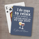 Funny Wine Quote - Ich trinke Wein in Yoga Hose Spielkarten<br><div class="desc">Ein kleiner Spaß,  den Sie an Ihre Weinfreunde weitergeben können. Lassen Sie sie mit diesem humorvollen Gag oder einem weißen Elefanten lachen. Ich mache Yoga,  um mich zu entspannen - nur Spaß - trinke ich Wein in meiner Yoga Hose.</div>