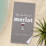 Funny Wine Quote - Sie hatten mich bei Merlot Strandtuch<br><div class="desc">Ein kleiner Spaß,  den Sie an Ihre Weinfreunde weitergeben können. Lassen Sie sie mit diesem humorvollen Gag oder einem weißen Elefanten lachen. Ich versuchte zu rennen,  aber ich behielt,  meinen Wein zu vergießen.</div>