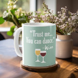 Funny Wine Quote - Vertrauen Sie mir, dass Sie tan Tasse<br><div class="desc">Ein kleiner Spaß,  den Sie an Ihre Weinfreunde weitergeben können. Lassen Sie sie mit diesem humorvollen Gag oder einem weißen Elefanten lachen. Ich versuchte zu rennen,  aber ich behielt,  meinen Wein zu vergießen.</div>