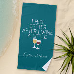 Funny Wine Zitat - Ich fühle mich besser, nachdem  Strandtuch<br><div class="desc">Ein kleiner Spaß,  den Sie an Ihre Weinfreunde weitergeben können. Lassen Sie sie mit diesem humorvollen Gag oder einem weißen Elefanten lachen. Ich versuchte zu rennen,  aber ich behielt,  meinen Wein zu vergießen.</div>