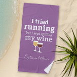 Funny Wine Zitat - Ich habe es versucht zu laufen  Strandtuch<br><div class="desc">Ein kleiner Spaß,  den Sie an Ihre Weinfreunde weitergeben können. Lassen Sie sie mit diesem humorvollen Gag oder einem weißen Elefanten lachen. Ich versuchte zu rennen,  aber ich behielt,  meinen Wein zu vergießen.</div>