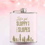 Funny Winter Ski Junggeselinnen-Abschied Flachmann<br><div class="desc">Diese lustigen rosa Bachelorette-Flaschen lauten: "lass’s get sloppy on the slopes". Ideal für Apres Ski oder Winter Junggeselinnen-Abschiede. Finden Sie passende Party-Artikel in meinem Shop.</div>