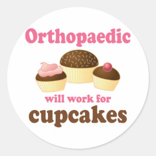 Funny wird für Cupcakes Orthopädie arbeiten Runder Aufkleber