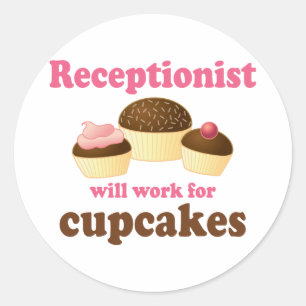 Funny wird für Cupcakes Receptionist arbeiten Runder Aufkleber