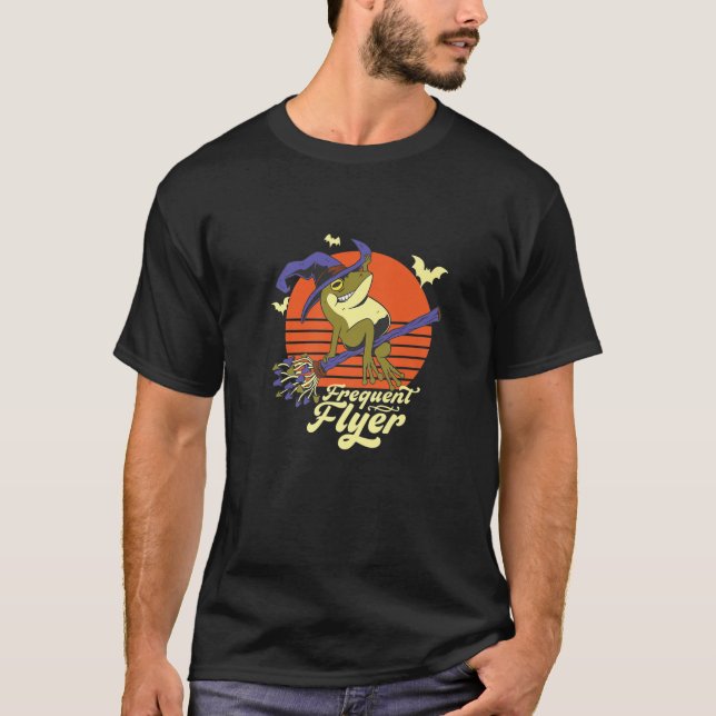 Funny Witch Frog Häufiger Flyer Toad Riding Broom T-Shirt (Vorderseite)