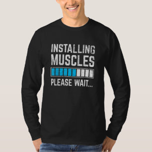 Funny Workout Installation Muskeln Bitte warten Si T-Shirt