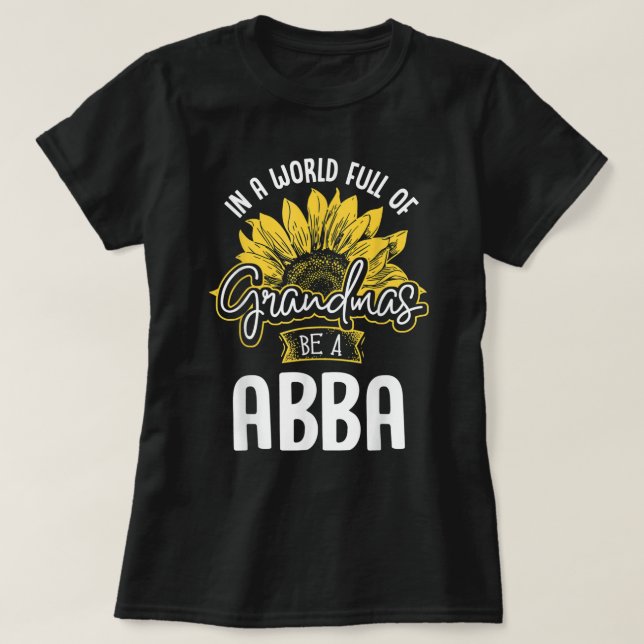 Funny World Full of Grandmas ist ein Abba Geschenk T-Shirt (Design vorne)