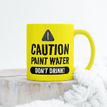 Funny Yellow Paint Water für Künstler Tasse<br><div class="desc">Kein Zufall mehr trinken Sie Ihre Lackwasser-Tasse,  während Sie tief in Ihre kreative Malereireise eintauchen. Bleibe in deinen rechten Hirnrhythmus mit einem neongelben Vorsichtsdesign,  das dich buchstäblich davon abhält,  dieses leckere Farbwasser zu trinken. Ideal für Künstler und Kreative,  die ein gutes Lachen Liebe!</div>