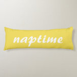 Funny Yellow und White Naptime Seitenschläferkissen<br><div class="desc">Fügen Sie Ihrem Zimmer einen kleinen Spaß hinzu. Das gelbe Kissen kann mit dem gewünschten Text (siehe: naptime) in weißem Schriftsatz personalisiert werden.</div>
