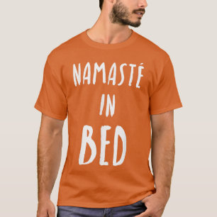 Funny Yoga Namaste im Bett  T-Shirt