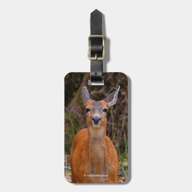 Funny Young Blacktail Deer lächelt bei Fotograf Gepäckanhänger (Vorderseite vertikal)