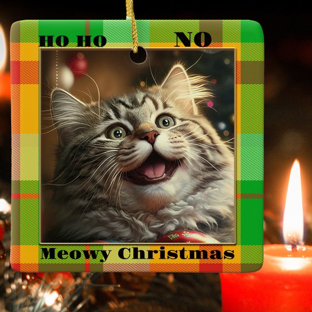Funny Your Cat Foto Farbige Karierte Weihnachten Keramikornament (Christmas ornament featuring a funny cat image or custom photo, framed by a plaid design)
