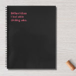 Funny Zitat, Brillante Ideen Spaß Wein Notizbuch<br><div class="desc">Nach einem Glas Wein kann es schwer sein,  eine Übersicht über all die genialen Dinge behalten,  die Sie sich vorstellen... Geben Sie das edle Notebook ein! Mit einem schwarzen Hintergrund lautet der rosa Text "Brillante Ideen,  die ich beim Trinken von Wein hatte".</div>