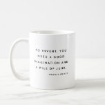 Funny Zitat Erfinder Ingenieur für Minimalistische Kaffeetasse<br><div class="desc">Eine der weniger bekannten,  aber witzigen und aufschlussreichen Zitate von Edison - To Invent,  You Need a Good Imagination and A Pile of Junk - in Schwarz-Weiß-Schrift minimalistischer Typografie-Stil. Große Inspiration für Erfinder,  Ingenieure,  kreative Denker und mehr.</div>