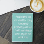 Funny Zitat für vergessene Menschen zu tun, um Spi Notizbuch<br><div class="desc">Funny Zitat für vergessene Menschen zu tun, um Spiral-Notebook Liste. Einfach ausgekleidetes aquamarines blaues Notizbuch für Notizen, Listen zu machen, und noch mehr mit einem lustigen Cover-Zitat - "Leute, die mir gefragt haben, was ich morgen mache, gehen wahrscheinlich davon aus, dass ich sogar weiß, welcher Wochentag es ist". Mehr Sammlungen...</div>