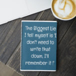 Funny Zitat für vergessene Menschen zu tun, um Spi Notizbuch<br><div class="desc">Funny Zitat für vergessene Menschen zu tun, um Spiral-Notebook Liste. Einfach ausgekleidetes aquamarines blaues Notizbuch für Notizen, Listen zu machen, und noch mehr mit einem lustigen Cover-Zitat - "Die größte Lüge, die ich mir erzähle, ist 'Ich brauche das nicht aufzuschreiben. Ich werde mich daran erinnern. Mehr Sammlungen von Funny Quoted...</div>