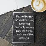 Funny Zitat für vergessene Menschen zu tun, um Spi Notizbuch<br><div class="desc">Funny Zitat für vergessene Menschen zu tun, um Spiral-Notebook Liste. Einfach ausgekleidetes aquamarines blaues Notizbuch für Notizen, Listen zu machen, und noch mehr mit einem lustigen Cover-Zitat - "Leute, die mir gefragt haben, was ich morgen mache, gehen wahrscheinlich davon aus, dass ich sogar weiß, welcher Wochentag es ist". Mehr Sammlungen...</div>