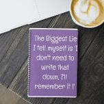 Funny Zitat für vergessene Menschen zu tun, um Spi Notizbuch<br><div class="desc">Funny Zitat für vergessene Menschen zu tun, um Spiral-Notebook Liste. Einfach ausgekleidetes aquamarines blaues Notizbuch für Notizen, Listen zu machen, und noch mehr mit einem lustigen Cover-Zitat - "Die größte Lüge, die ich mir erzähle, ist 'Ich brauche das nicht aufzuschreiben. Ich werde mich daran erinnern. Mehr Sammlungen von Funny Quoted...</div>