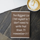 Funny Zitat für vergessene Menschen zu tun, um Spi Notizbuch<br><div class="desc">Funny Zitat für vergessene Menschen zu tun, um Spiral-Notebook Liste. Einfach ausgekleidetes aquamarines blaues Notizbuch für Notizen, Listen zu machen, und noch mehr mit einem lustigen Cover-Zitat - "Die größte Lüge, die ich mir erzähle, ist 'Ich brauche das nicht aufzuschreiben. Ich werde mich daran erinnern. Mehr Sammlungen von Funny Quoted...</div>