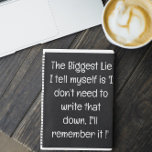 Funny Zitat für vergessene Menschen zu tun, um Spi Notizbuch<br><div class="desc">Funny Zitat für vergessene Menschen zu tun, um Spiral-Notebook Liste. Einfach ausgekleidetes aquamarines blaues Notizbuch für Notizen, Listen zu machen, und noch mehr mit einem lustigen Cover-Zitat - "Die größte Lüge, die ich mir erzähle, ist 'Ich brauche das nicht aufzuschreiben. Ich werde mich daran erinnern. Mehr Sammlungen von Funny Quoted...</div>