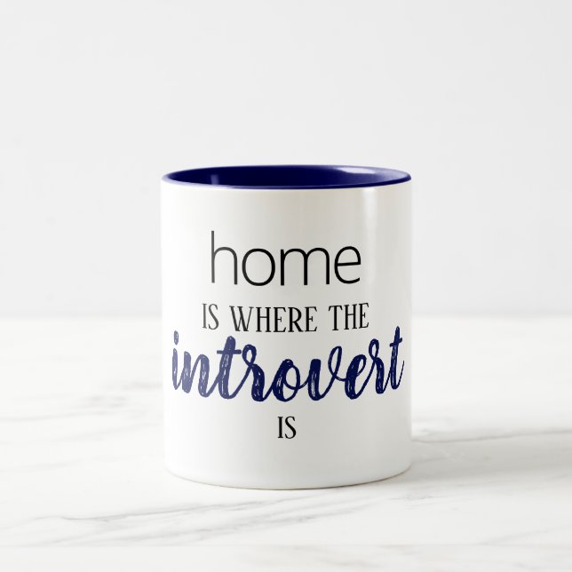 Funny "Zuhause is where the Introvert is" Zitat-Ta Zweifarbige Tasse (Mittel)