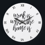 Funny Zuhause Office Niedliches Zitat Brush Skript Große Wanduhr<br><div class="desc">Die sonnige Wanduhr für Ihr Zuhause-Büro,  in der die Arbeit steht,  ist der Ort,  an dem sich die Zuhause in einem schwarzen Pinselskript mit sauberen römischen Ziffern befindet.</div>