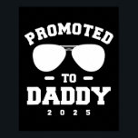 Für Daddy 2025 angekündigte Schwangerschaft Poster<br><div class="desc">Befördert zu Daddy 2025 Schwangerschaft Ankündigung Geschenk. Perfektes Geschenk für Ihren Vater,  Mama,  Papa,  Männer,  Frauen,  Freunde und Familienmitglieder am Erntedank Tag,  Weihnachten,  Muttertag,  Vatertag,  4. Juli,  1776 Unabhängiger Tag,  Veteranen Tag,  Halloween,  Patrick's Day</div>