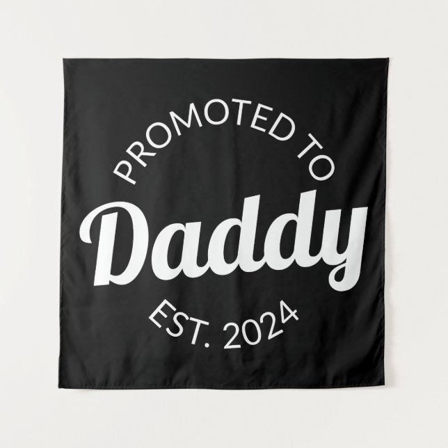 Für Daddy Est befördert. 2024 I Wandteppich (Vorderseite)
