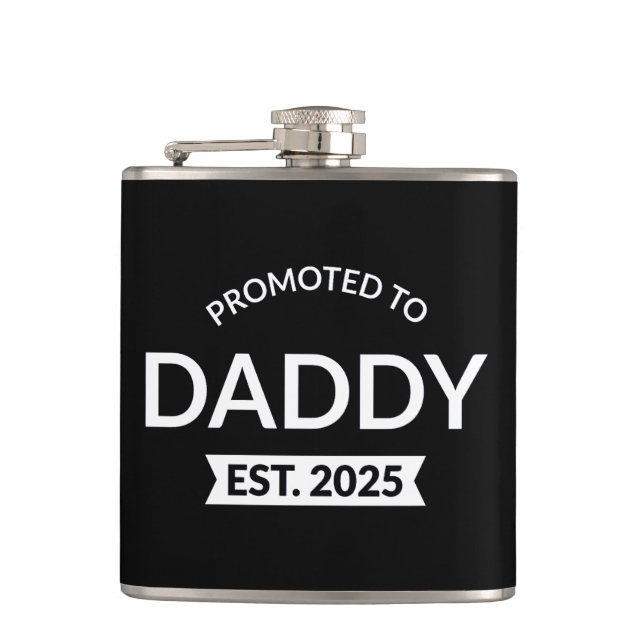Für Daddy Est befördert. 2025 Flachmann (Vorderseite)