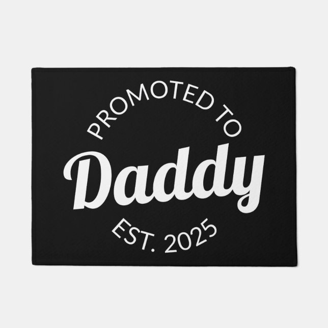 Für Daddy Est befördert. 2025 Fußmatte (Vorderseite)