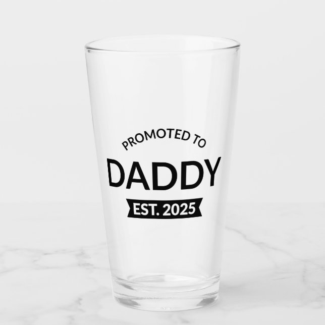 Für Daddy Est befördert. 2025 Glas (Vorderseite)