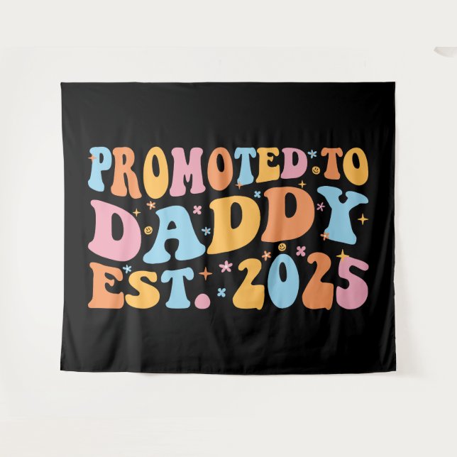 Für Daddy Est befördert. 2025 III Wandteppich (Vorderseite (Horizontal))