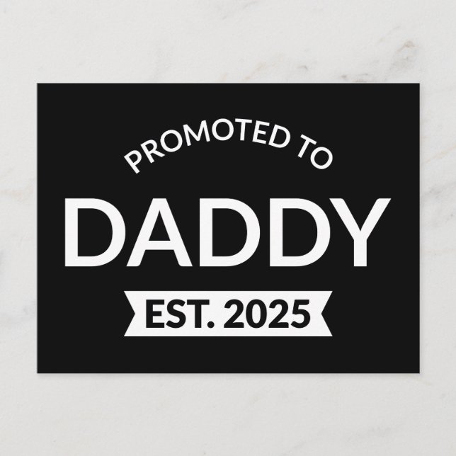 Für Daddy Est befördert. 2025 Postkarte (Vorderseite)