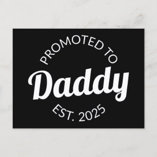 Für Daddy Est befördert. 2025 Postkarte