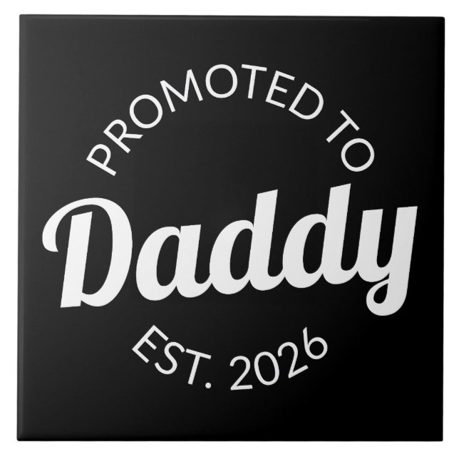 Für Daddy Est befördert. 2026 Fliese (Vorderseite)