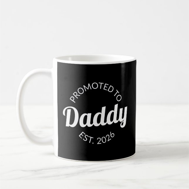 Für Daddy Est befördert. 2026 Kaffeetasse (Links)