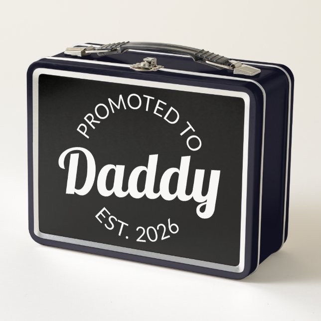 Für Daddy Est befördert. 2026 Metall Brotdose (Vorderseite)